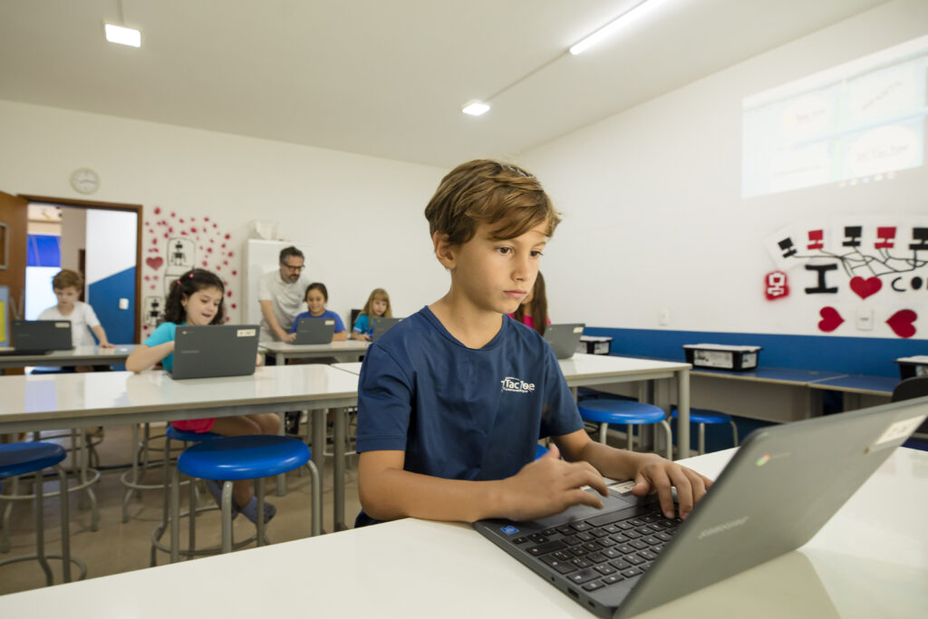 Criança desenvolvendo autonomia e independência durante atividade escolar na TicTacToe, escola fundamental em São Carlos.