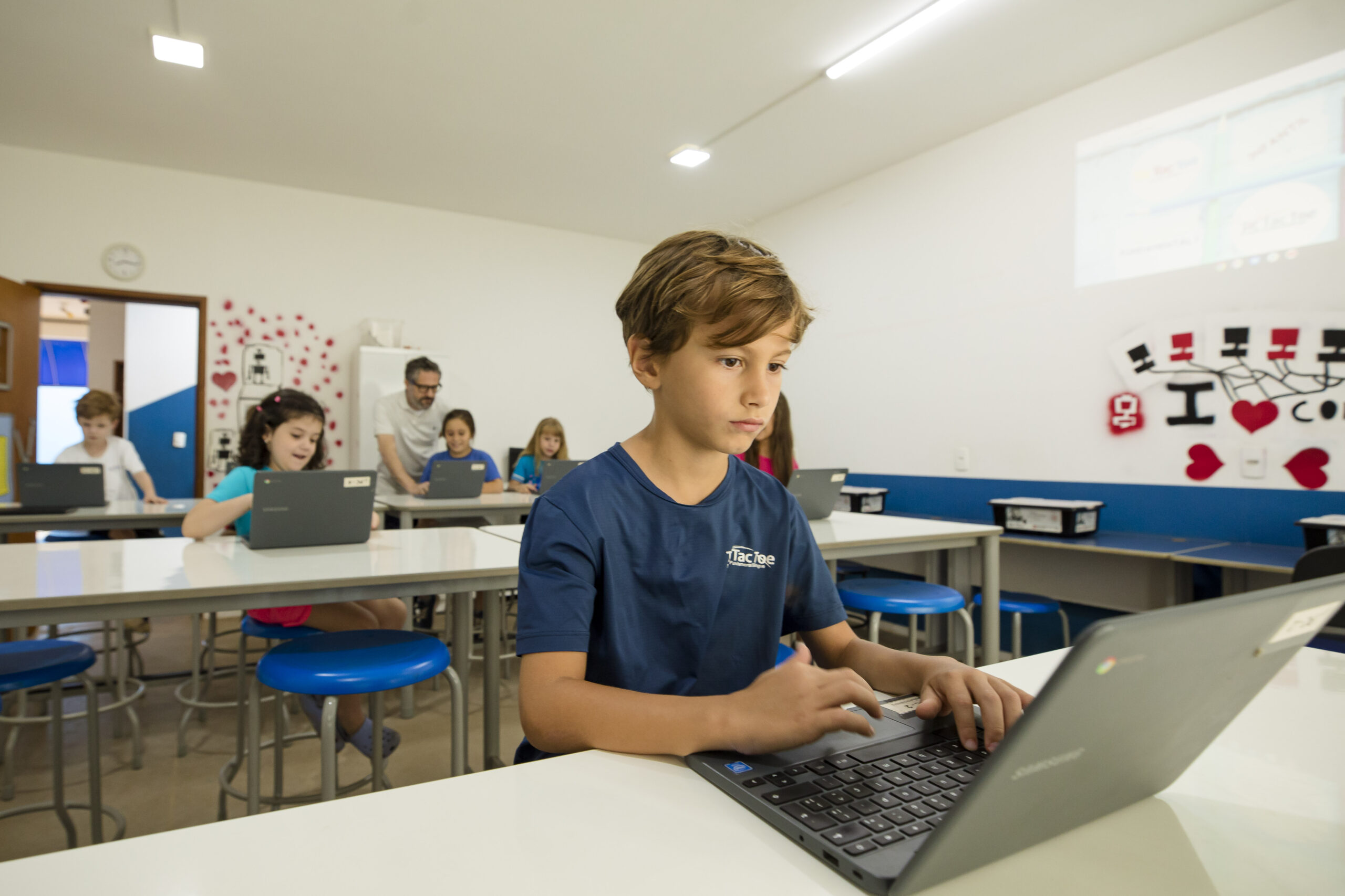 Criança desenvolvendo autonomia e independência durante atividade escolar na TicTacToe, escola fundamental em São Carlos.